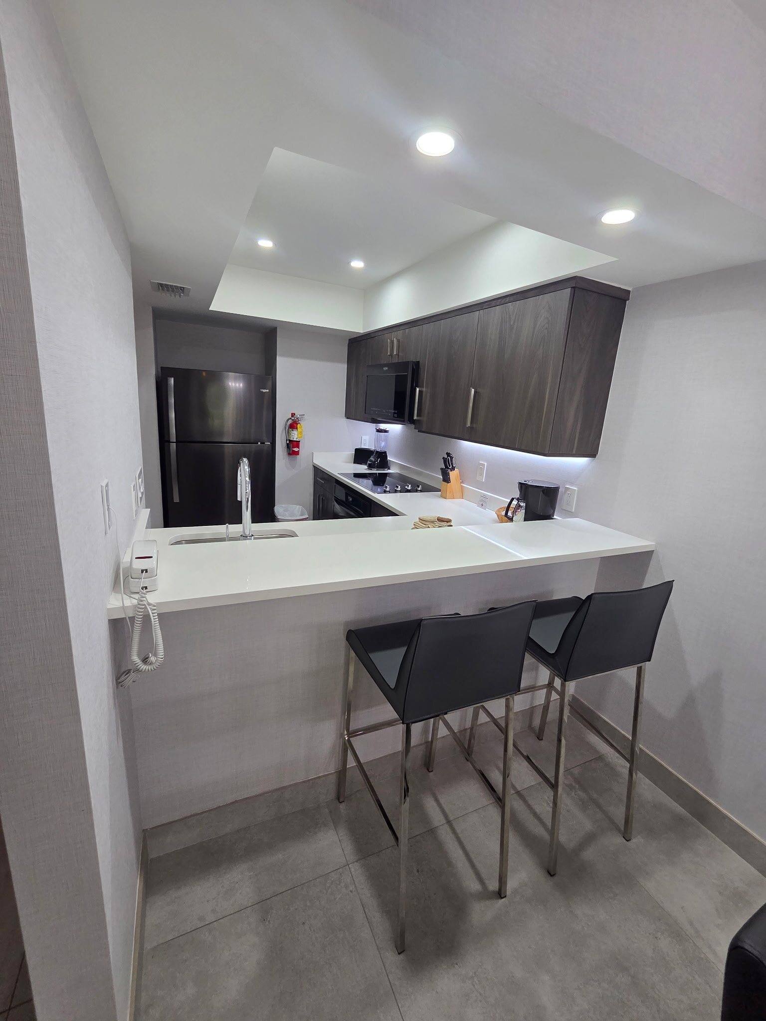 Deluxe Townhouse breakfast bar with two stools, open to the kitchen